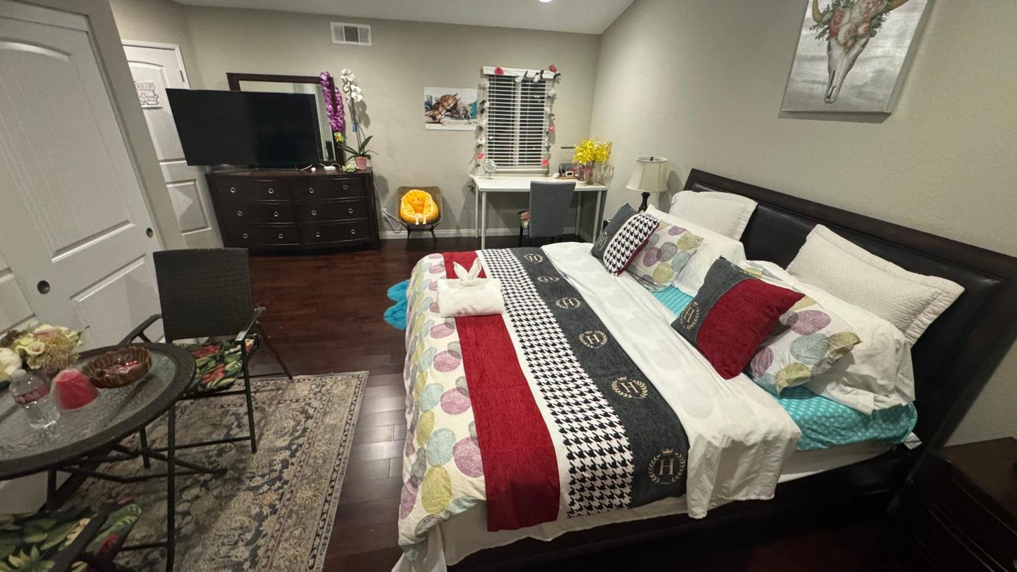 King Bed Big Room 치노힐스 외부 사진